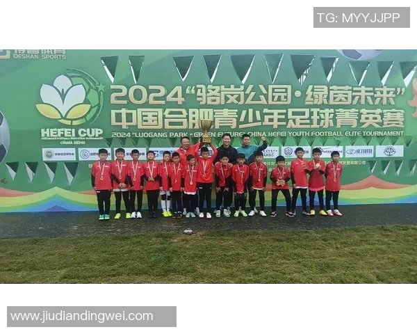 足球小子亲眼见证父亲赛场英姿父爱如山与球场荣耀同行