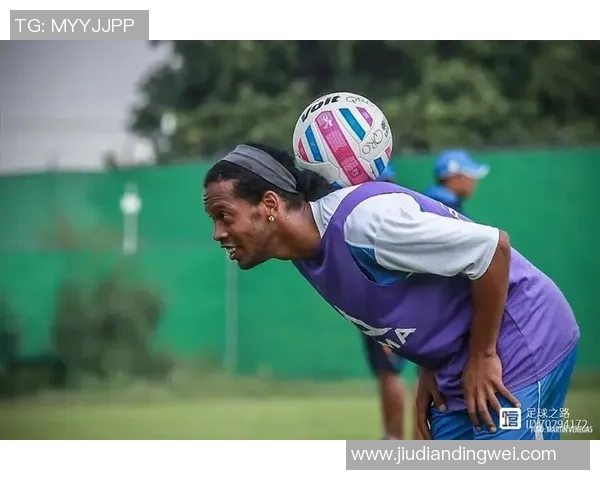 球星亲授花式足球技巧全面解析助你轻松掌握炫酷球场技能 球星亲授花式足球技巧全面解析助你轻松掌握炫酷球场技能